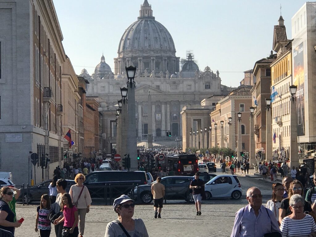 Peterskyrkans kupol i Vatikanen sett från Via della Conciliazione